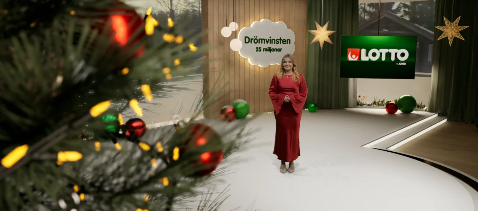 Juldekorationer och en kvinna i röd klänning vid en Lotto-skylt, omgiven av gröna lottobollar.