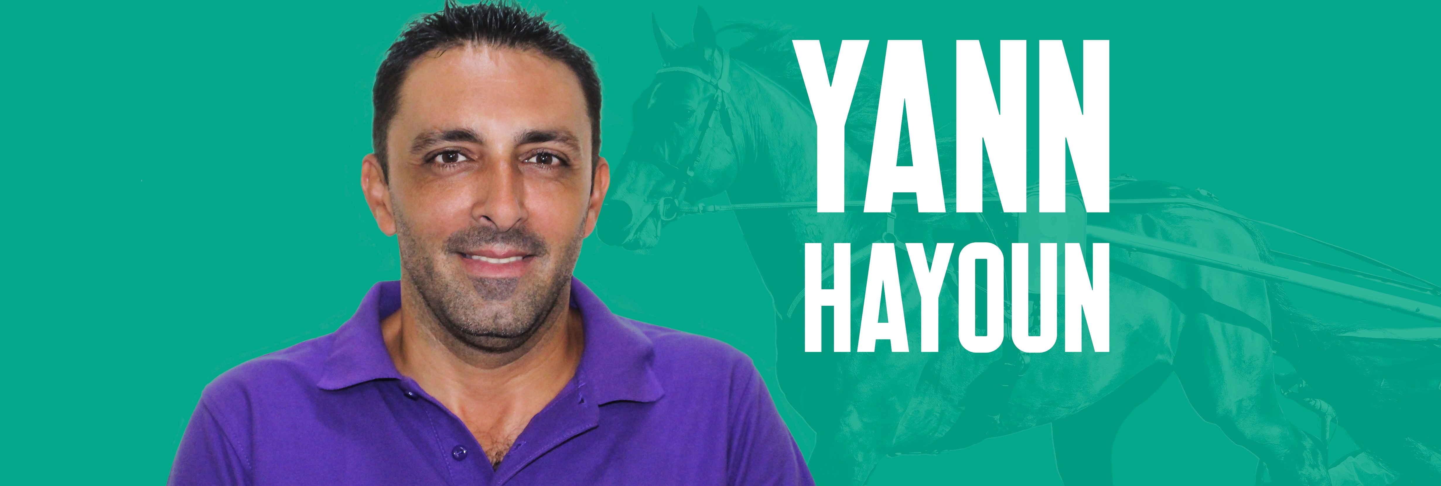 Skribent Yann Hayoun med häst i bakgrunden och grön bakgrund.